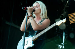 Lynn Gunn telling the crowd why some things rhyme and some things don't.