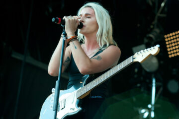 Lynn Gunn telling the crowd why some things rhyme and some things don't.