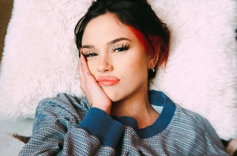 Maggie Lindemann contemplating her top 10 favourite moments in English Literature.