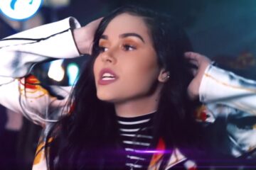 Maggie Lindemann looking to the English A-Level texts for accessory advice!