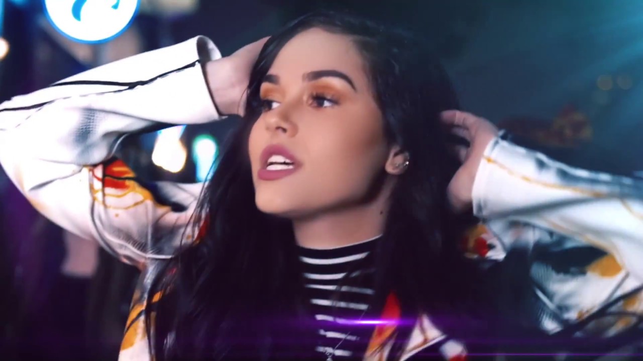 Maggie Lindemann looking to the English A-Level texts for accessory advice!